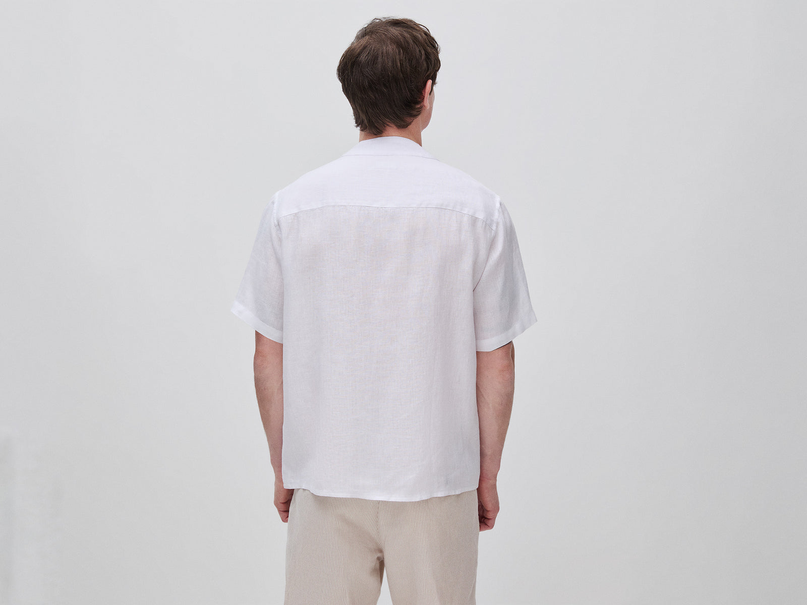 Camisa decote em V em linho puro - ucb_image_B