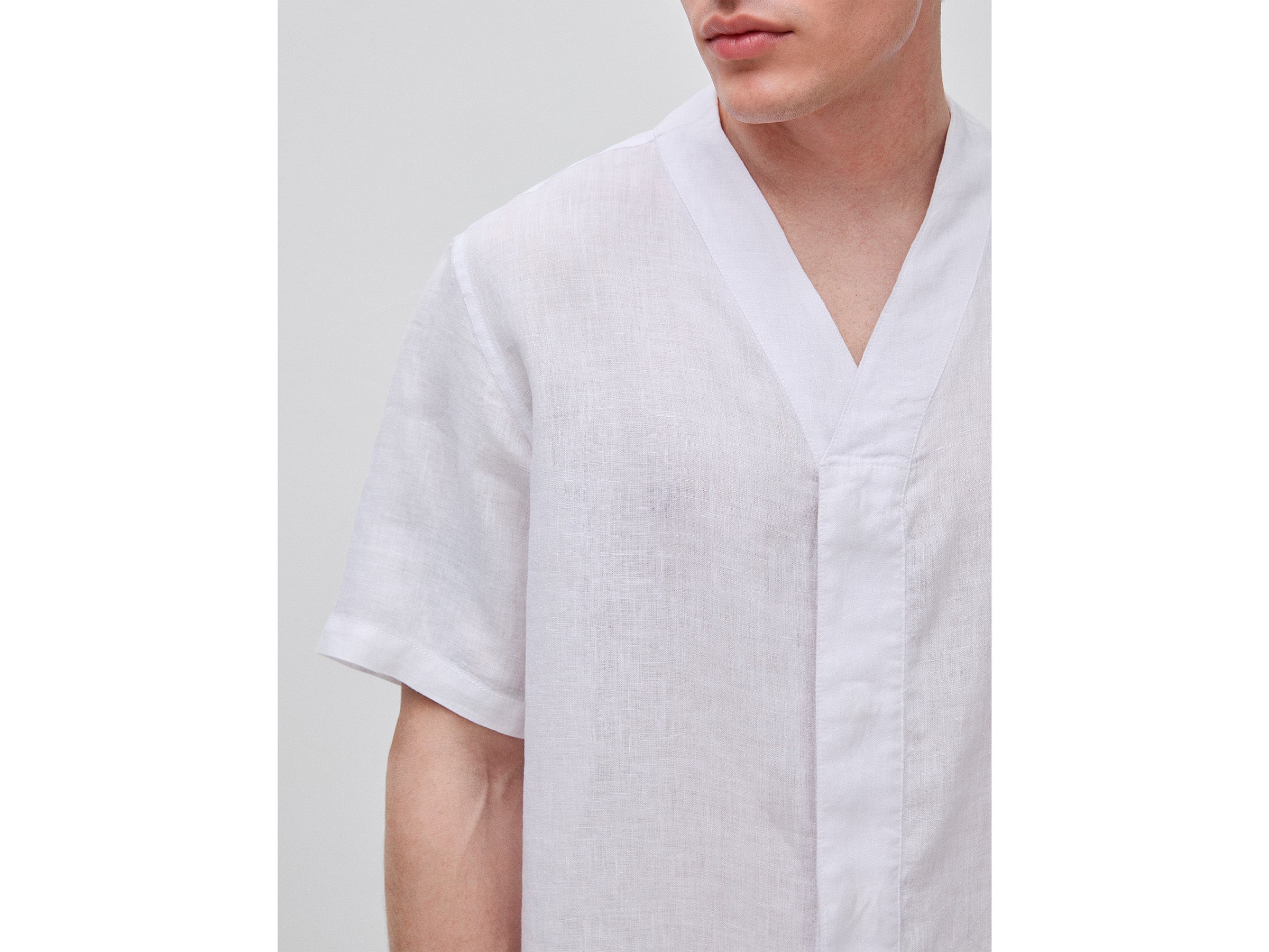 Camisa decote em V em linho puro - ucb_image_FY