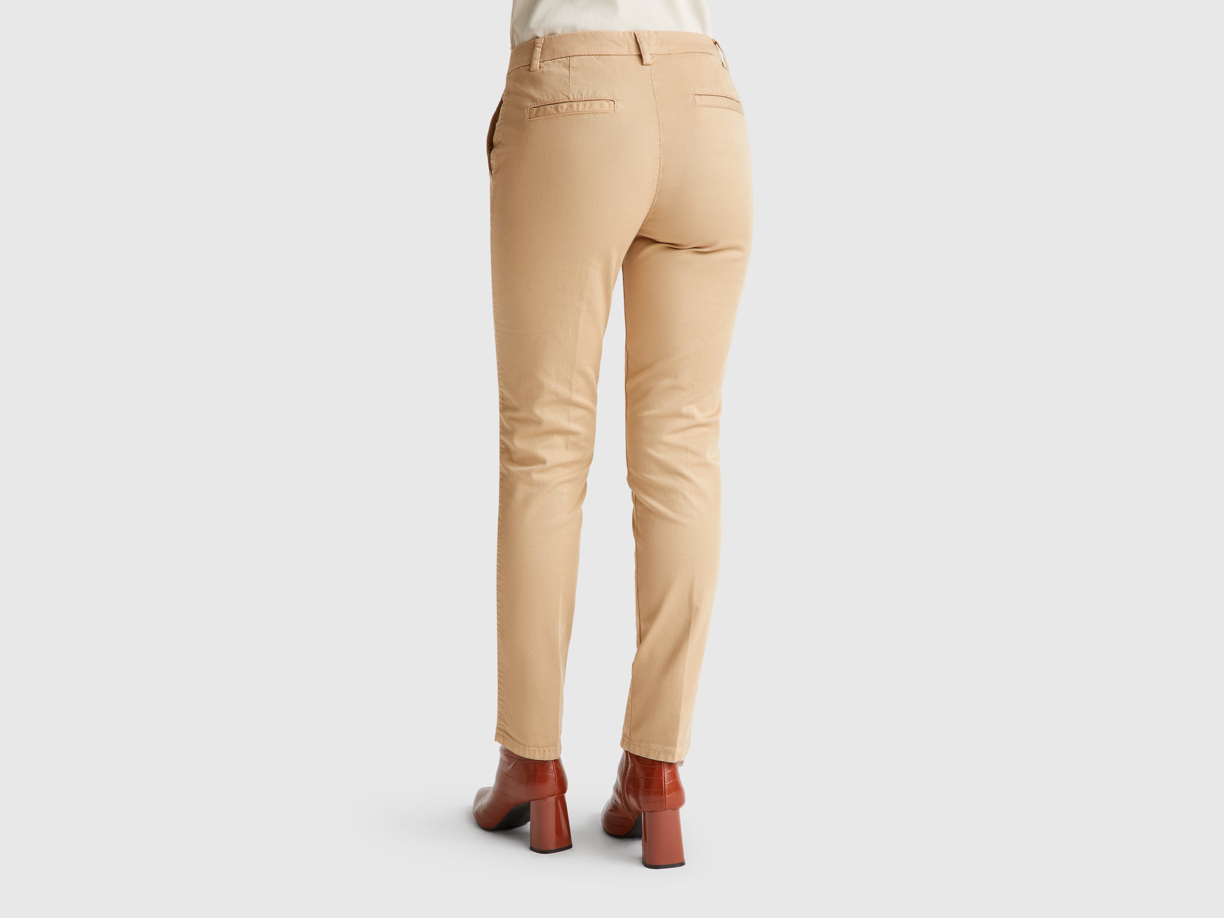 Chinos slim fit em algodão camel - ucb_image_B