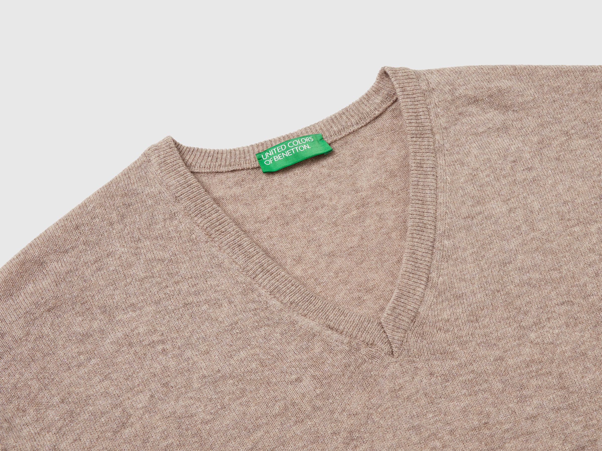 Camisola decote em V tortora em pura lã Merino - ucb_image_DS1