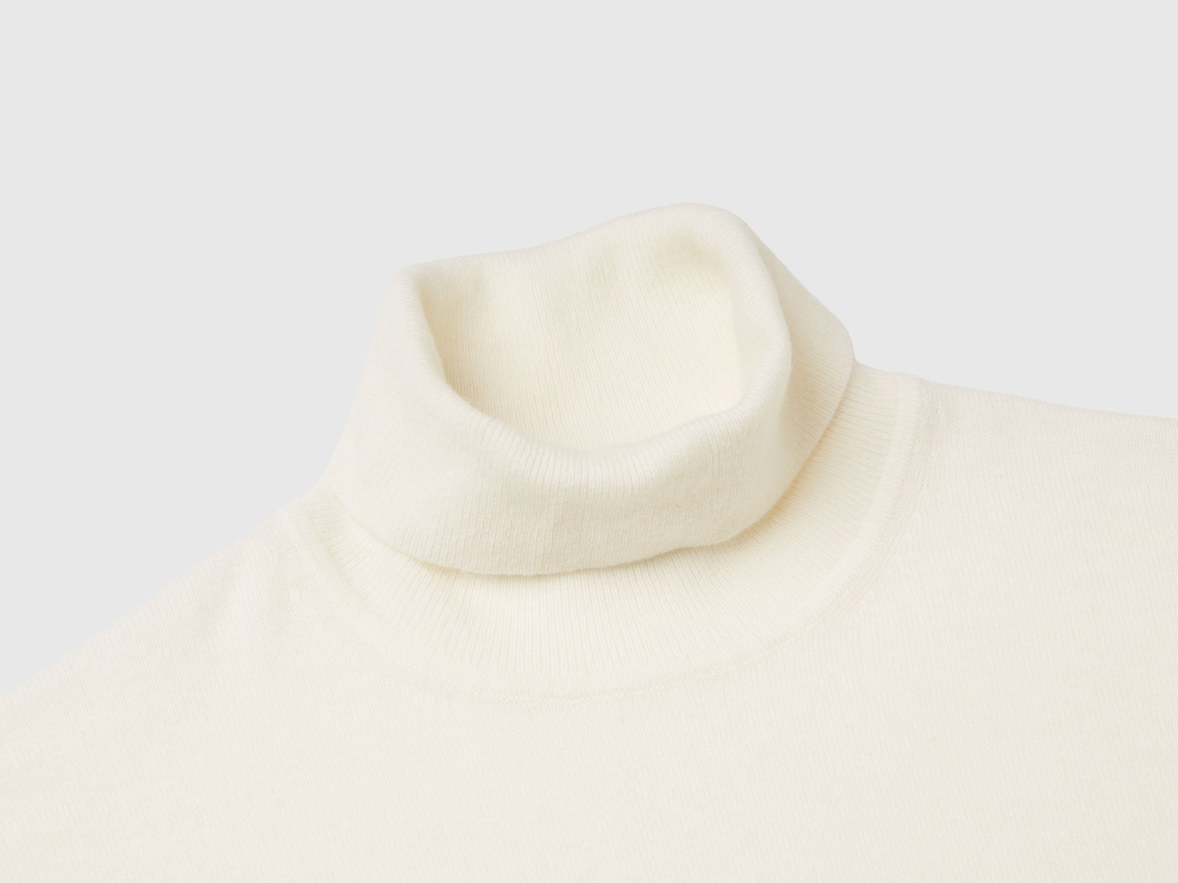 Camisola de gola alta nata em pura lã Merino - ucb_image_DS1