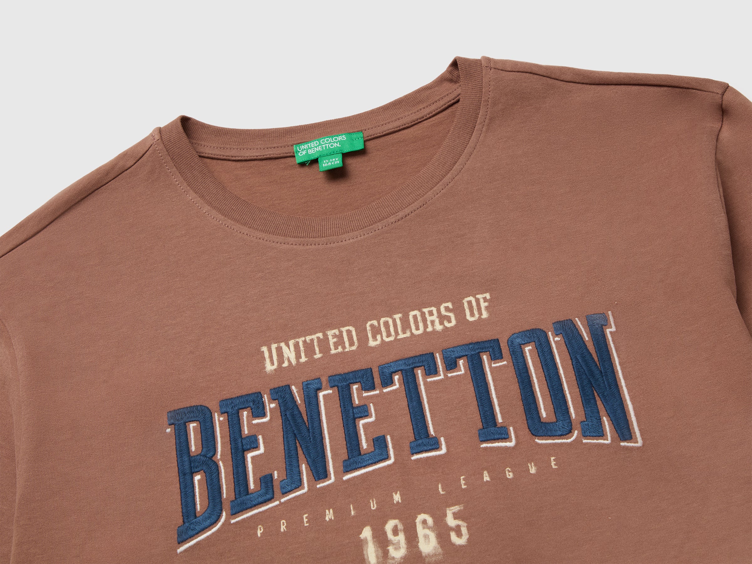 T-shirt com estampa e bordado - ucb_image_DS1