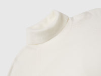 Camisola de gola alta nata em mistura de lã e caxemira. - ucb_image_DS1