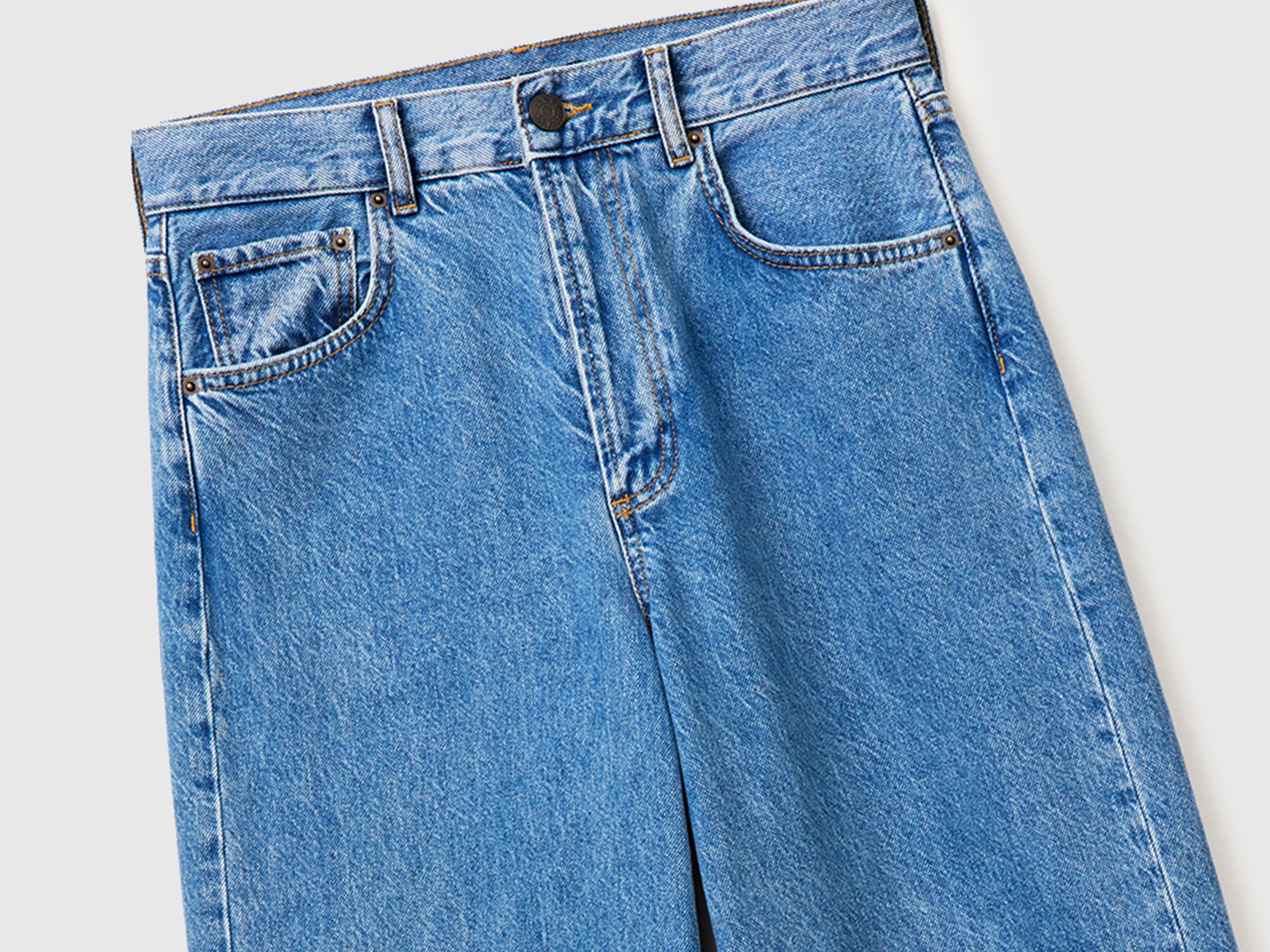 Light wash cropped jeans with turn-ups - ucb_image_DS1