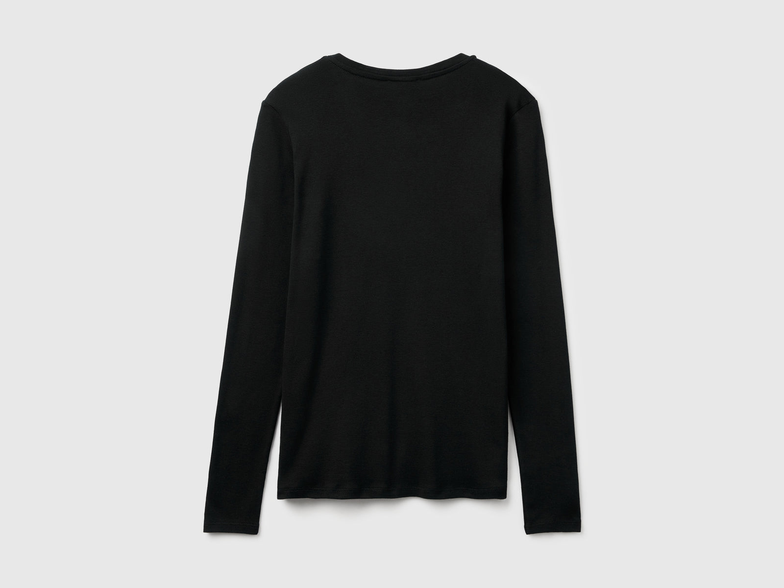 T-shirt preta com decote em V - ucb_image_BS