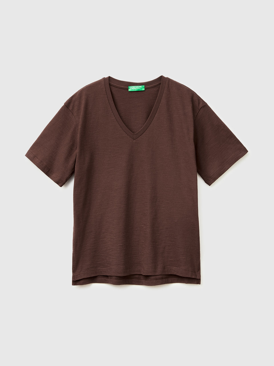 V-neck t-shirt in lightweight cotton - ucb_image_FS