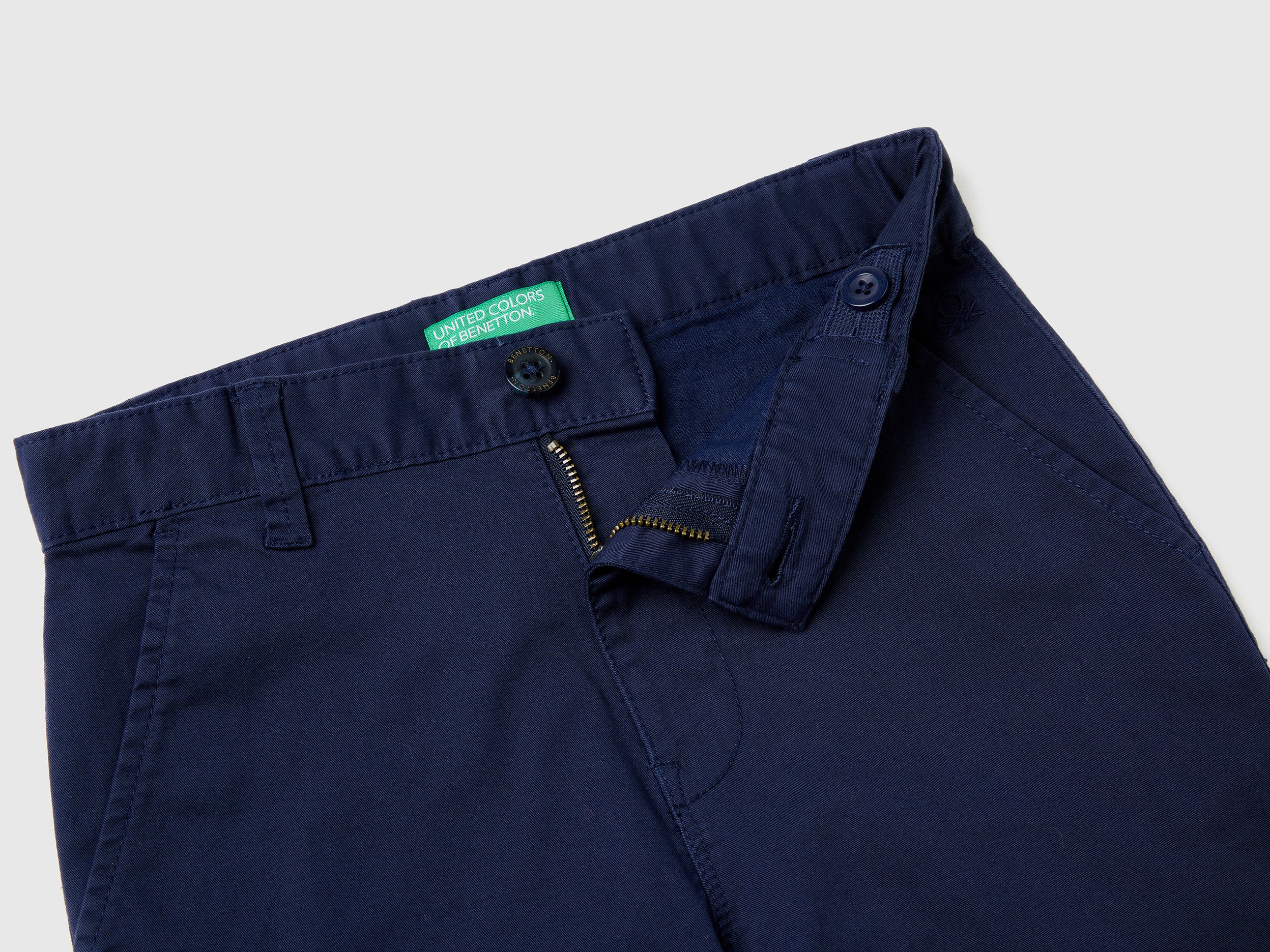 Chinos slim fit em algodão stretch - ucb_image_DS1