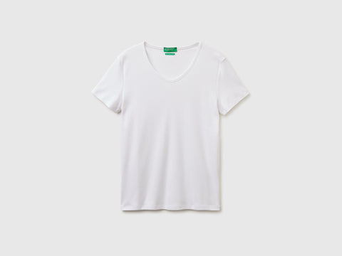 Slim fit t-shirt with V-neck - ucb_image_FS