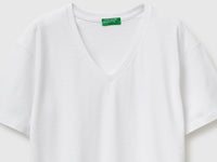 V-neck t-shirt in lightweight cotton - ucb_image_DS1