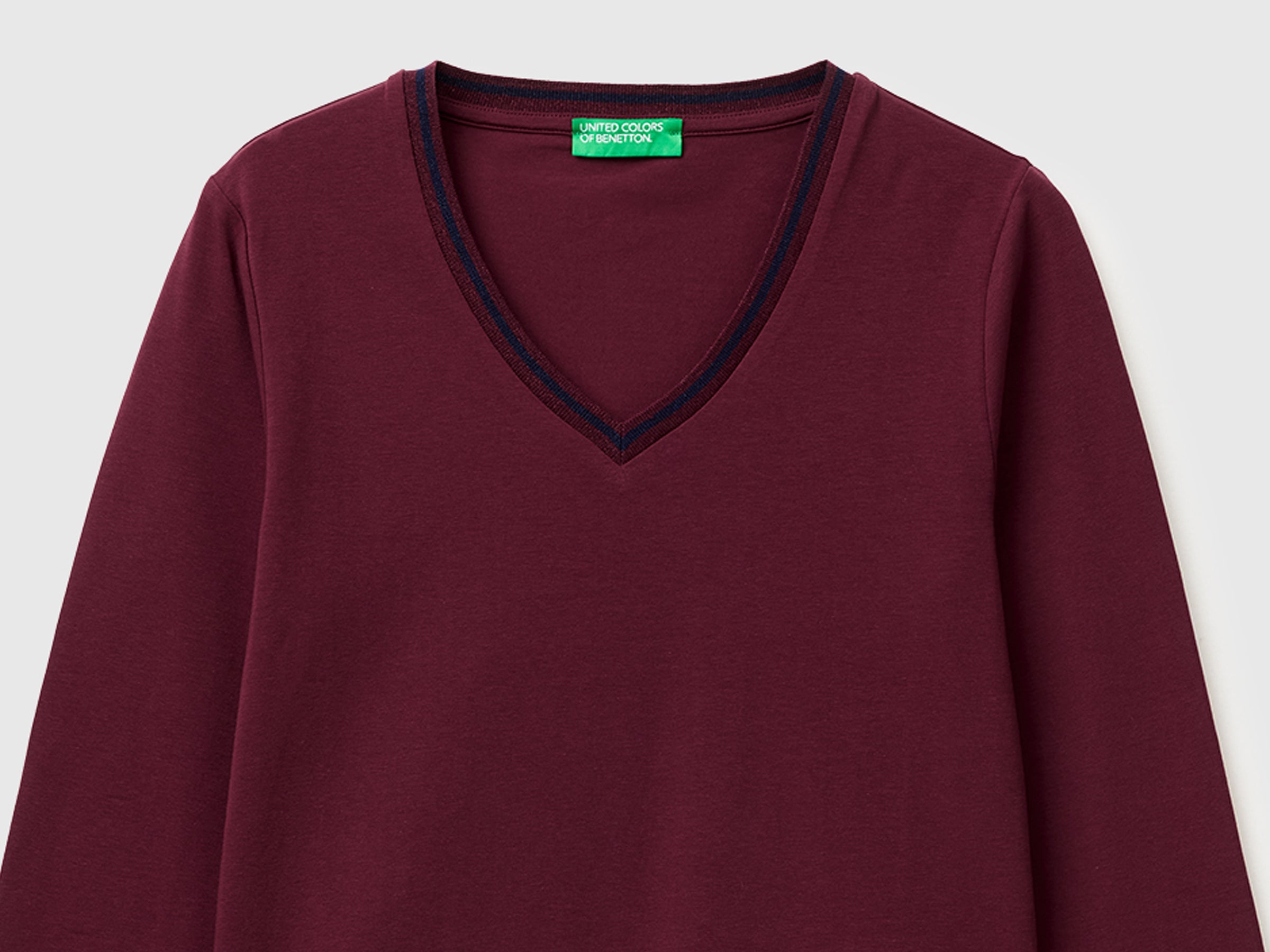 T-shirt ajustada com decote em V - ucb_image_DS1