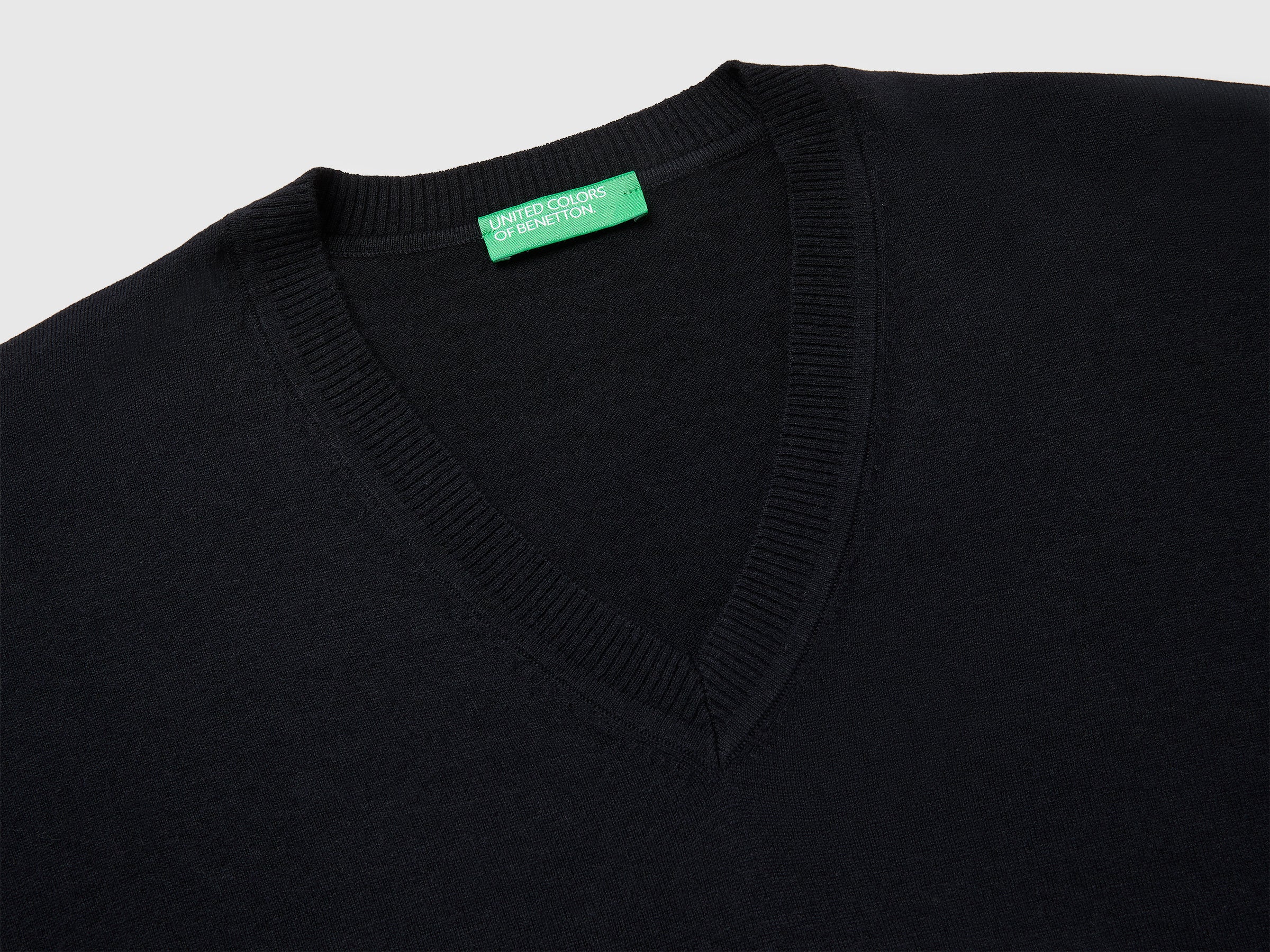 V-neck sweater in cotton and wool - ucb_image_DS1