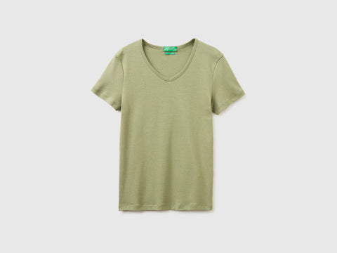 Slim fit t-shirt with V-neck - ucb_image_FS