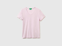 Slim fit t-shirt with V-neck - ucb_image_FS