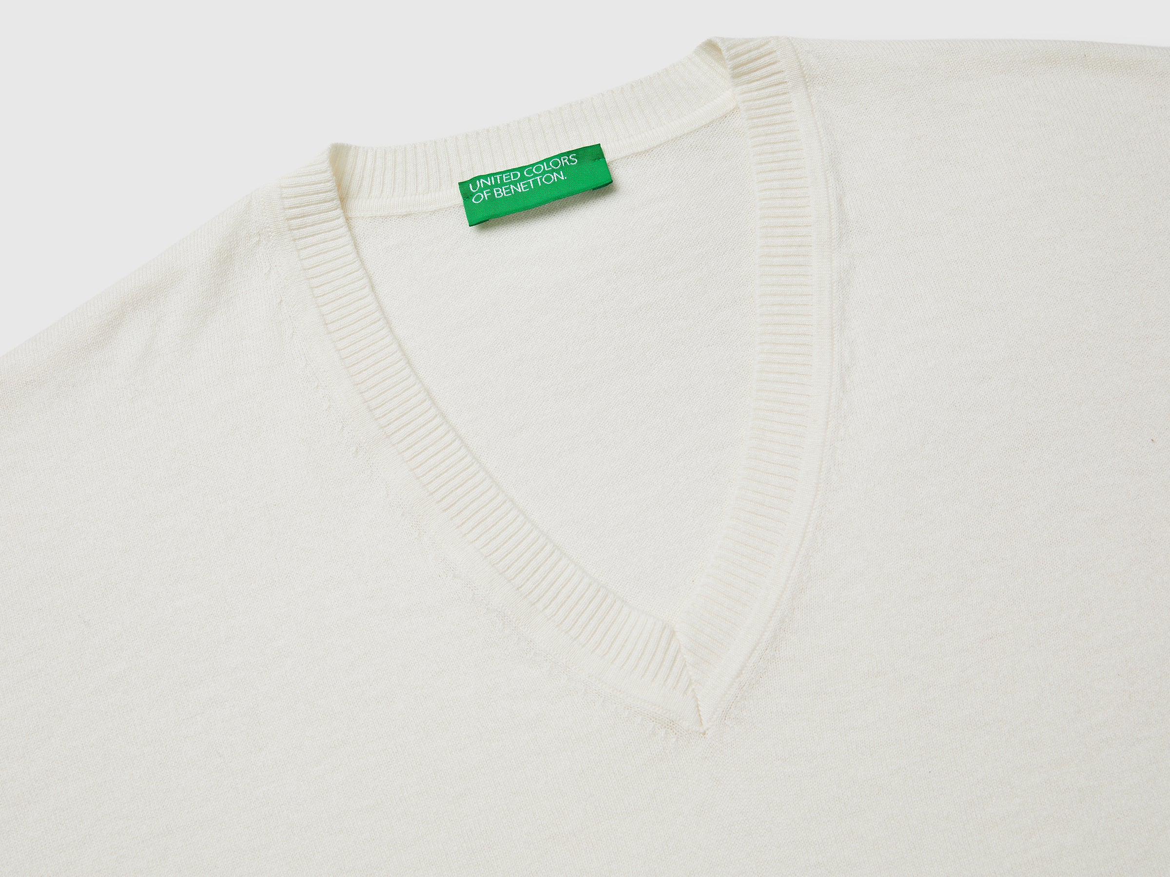 V-neck sweater in cotton and wool - ucb_image_DS1