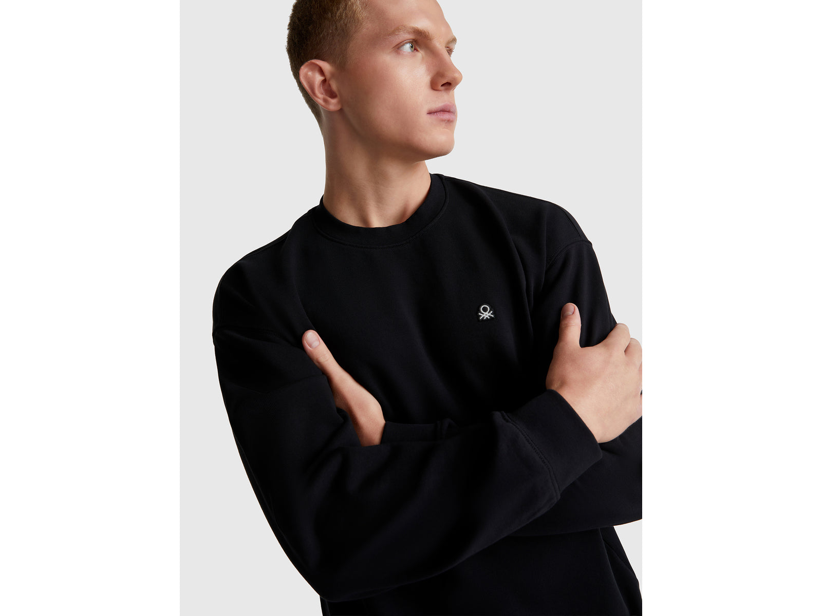 Sweatshirt with logo patch