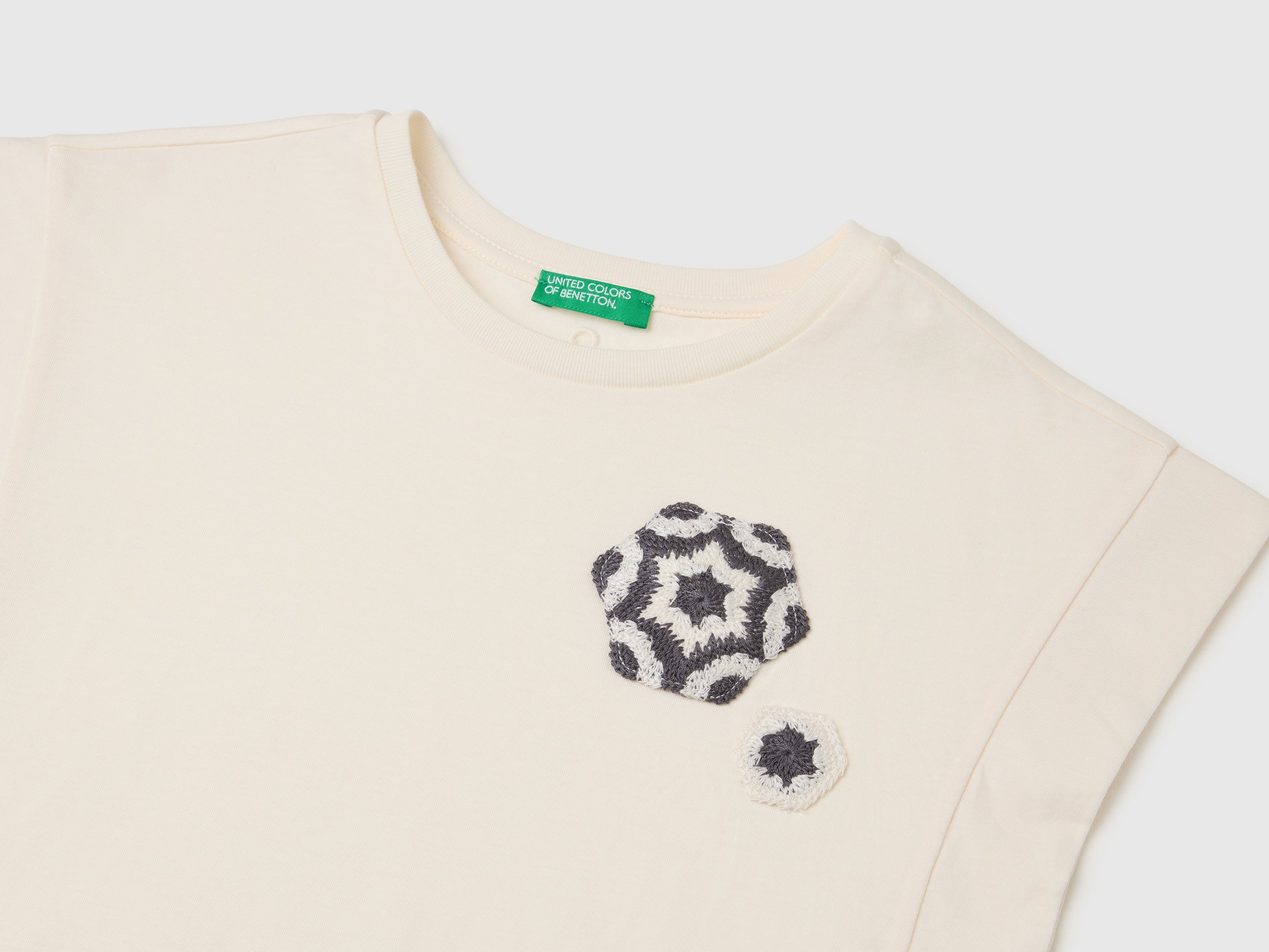Sleeveless T-shirt with embroidery - ucb_image_DS1