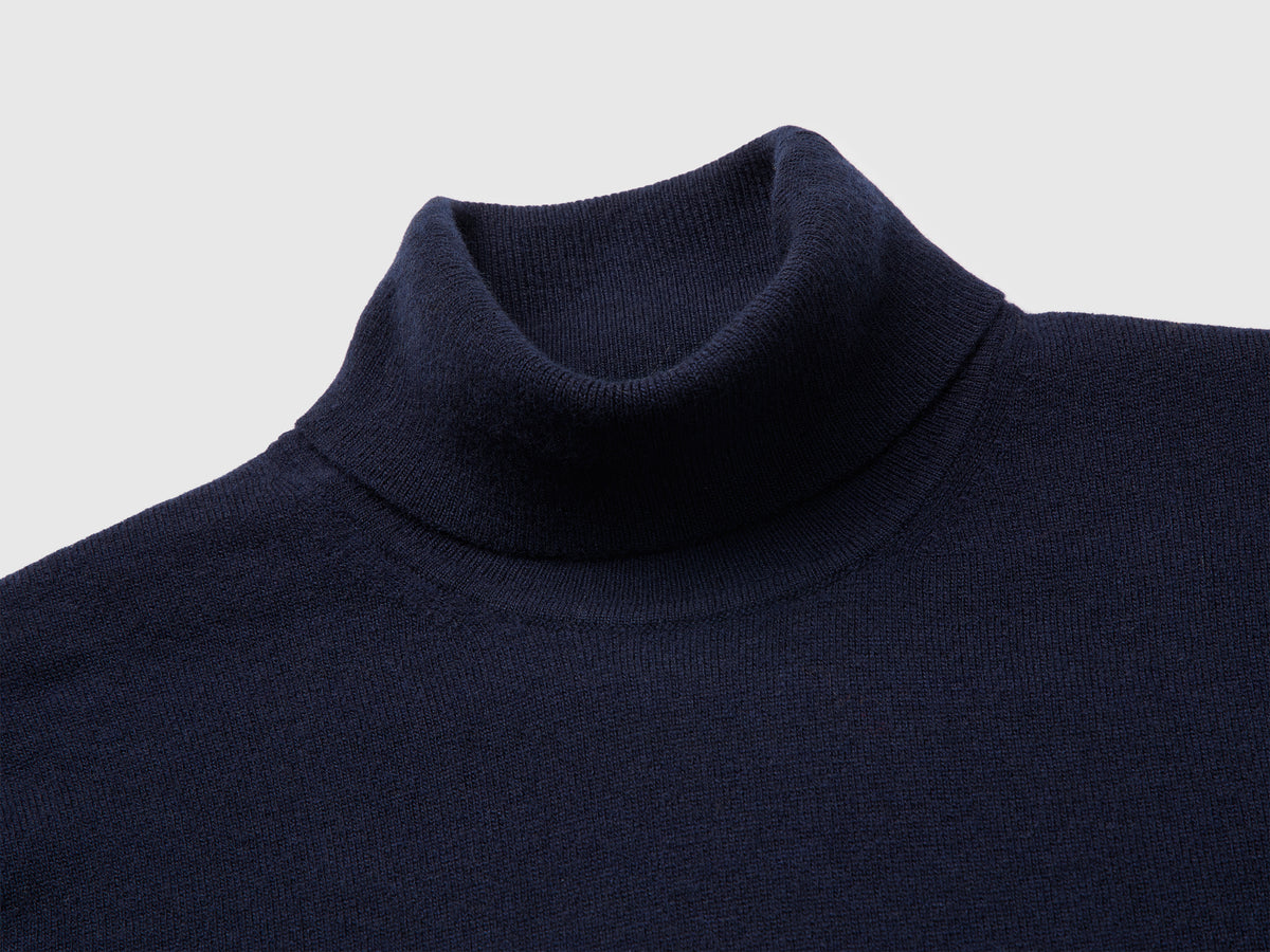 Camisola de gola alta azul da meia-noite em pura lã Merino - ucb_image_DS1