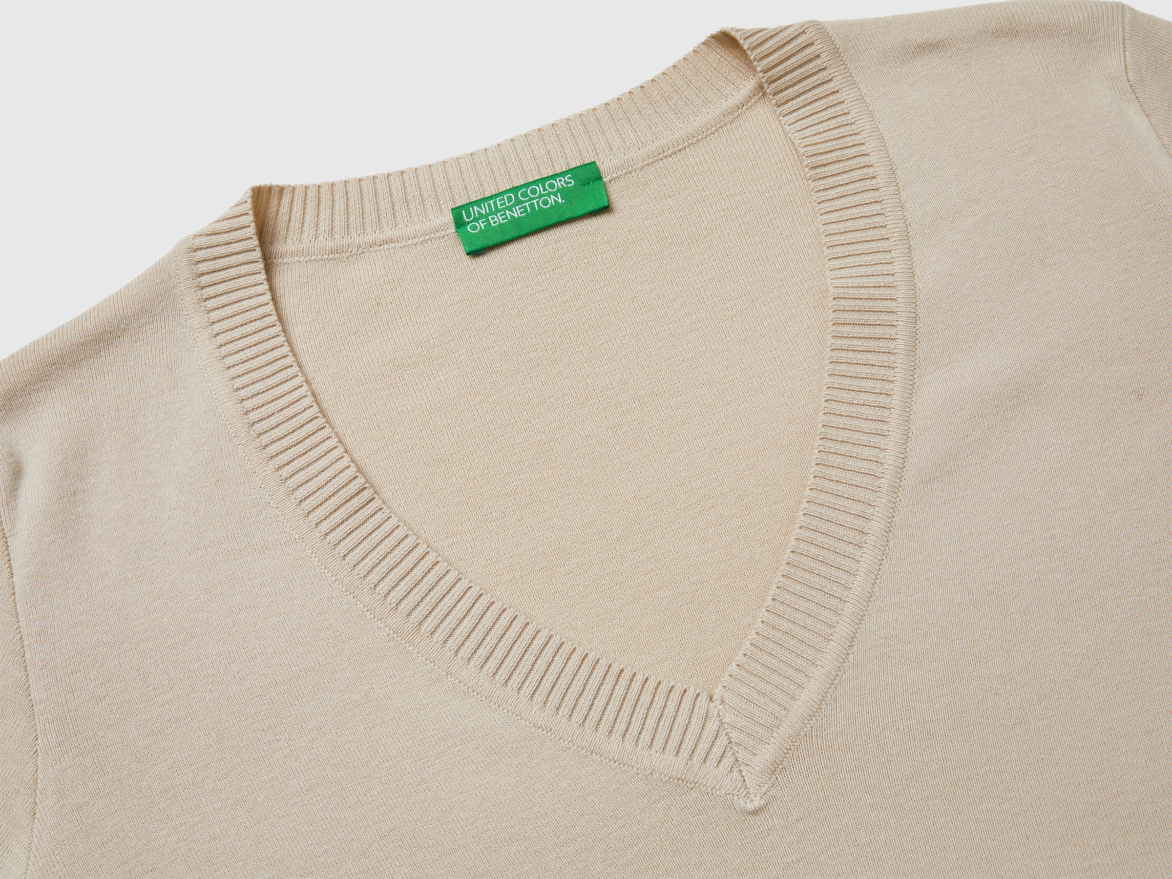 Camisola bege em algodão tricot com decote em V - ucb_image_DS1