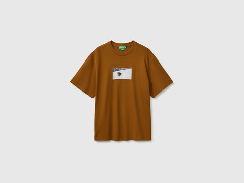 T-shirt relaxed fit com estampa em algodão orgânico - ucb_image_FS