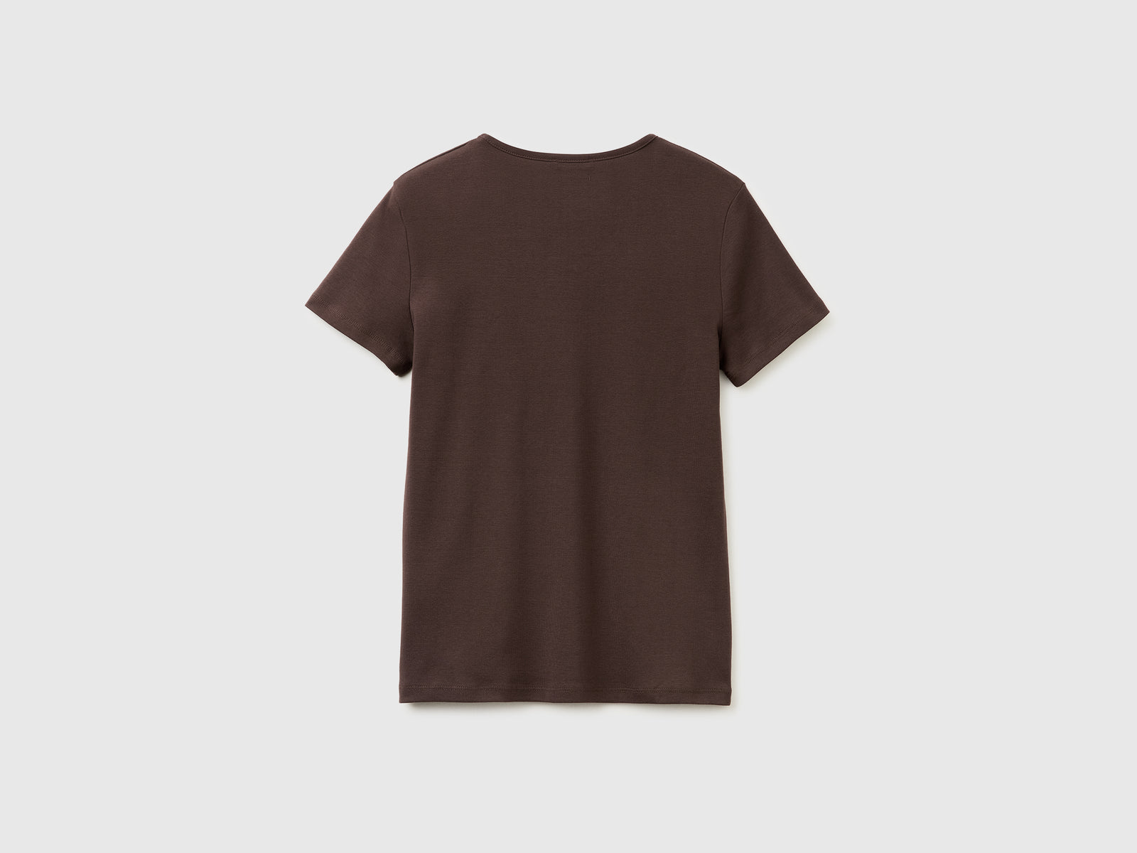 Slim fit t-shirt with V-neck - ucb_image_BS