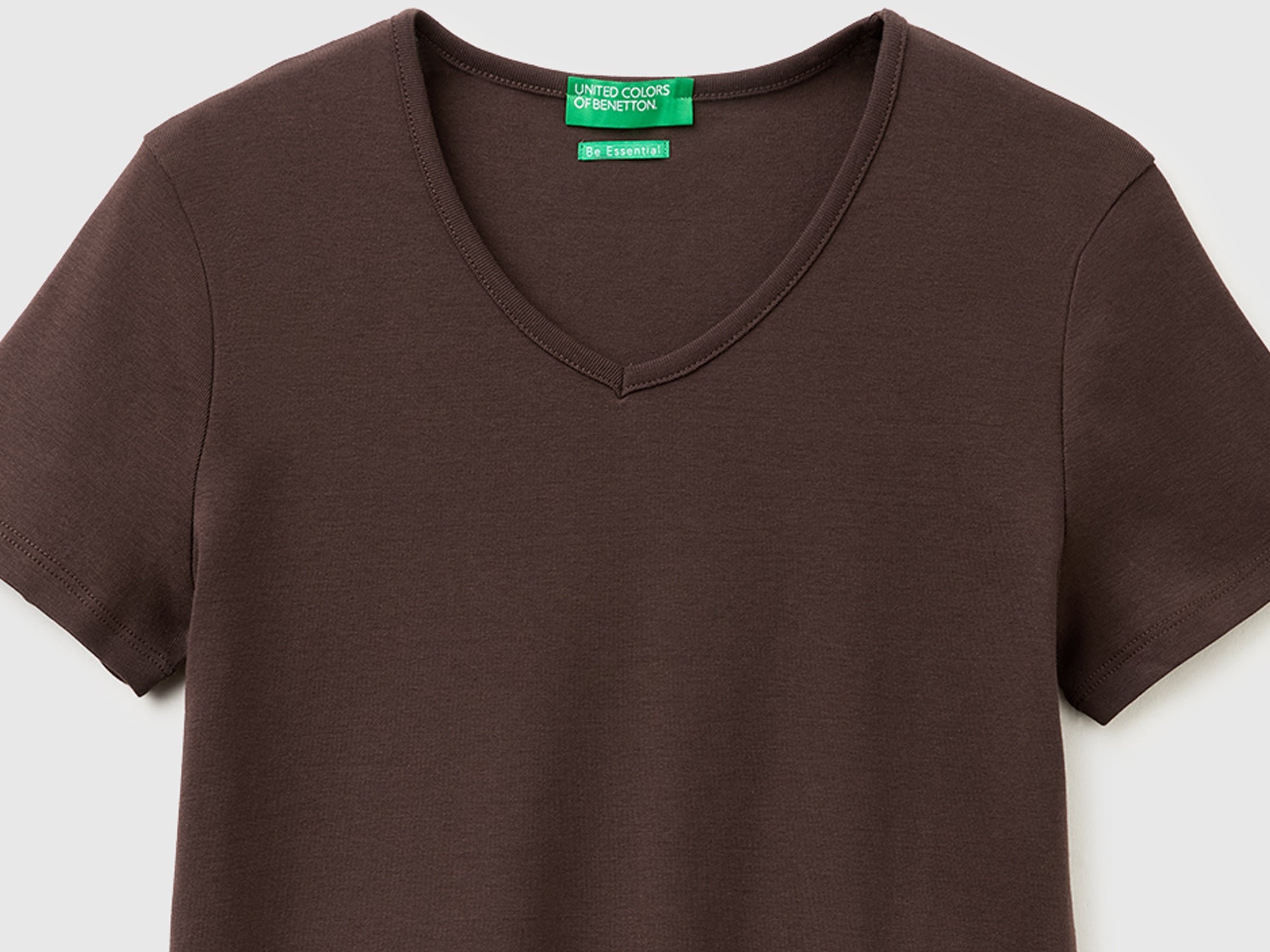 Slim fit t-shirt with V-neck - ucb_image_DS1