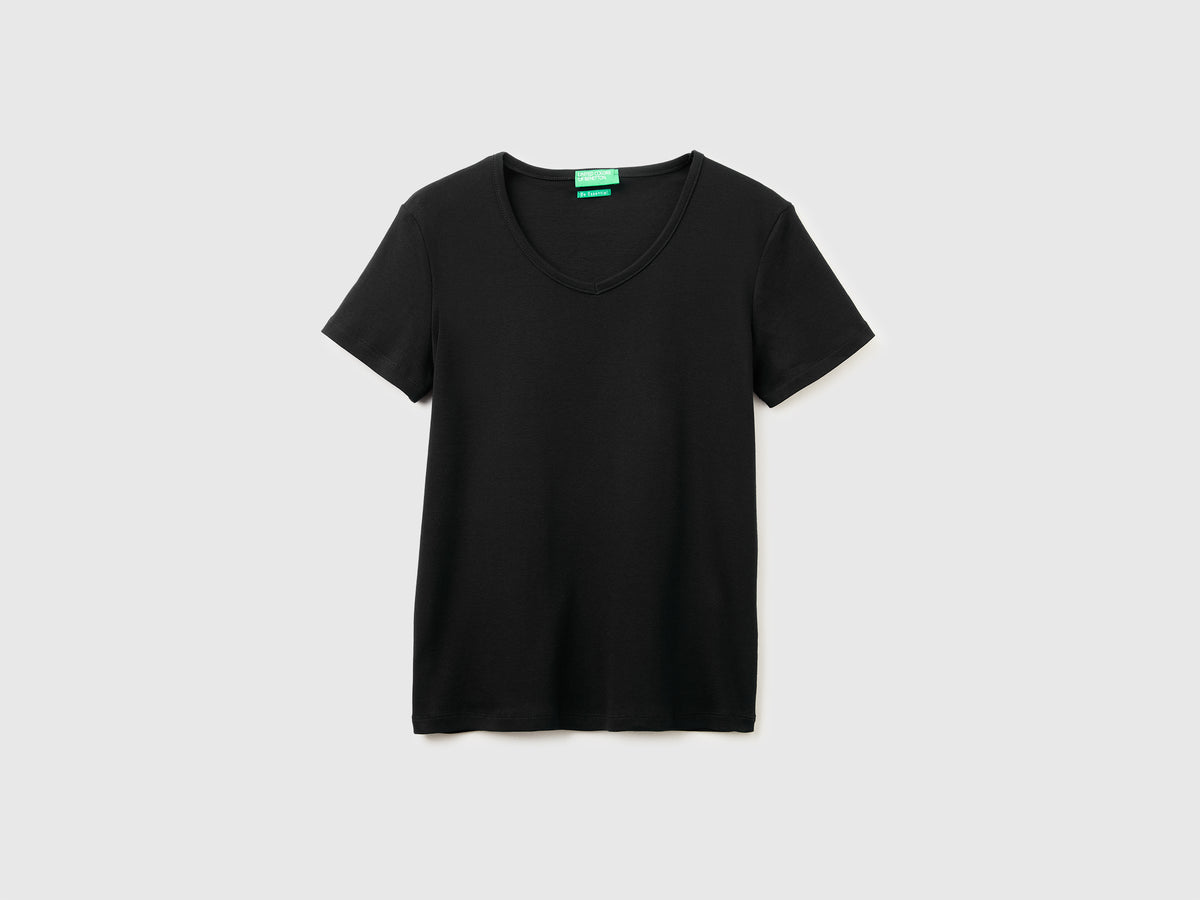 Slim fit t-shirt with V-neck - ucb_image_FS