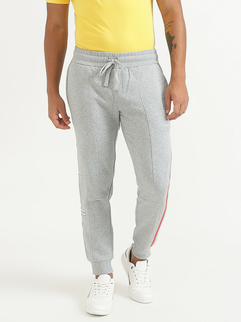 PANELED TRACKS WITH BOLD BRANDING image number null