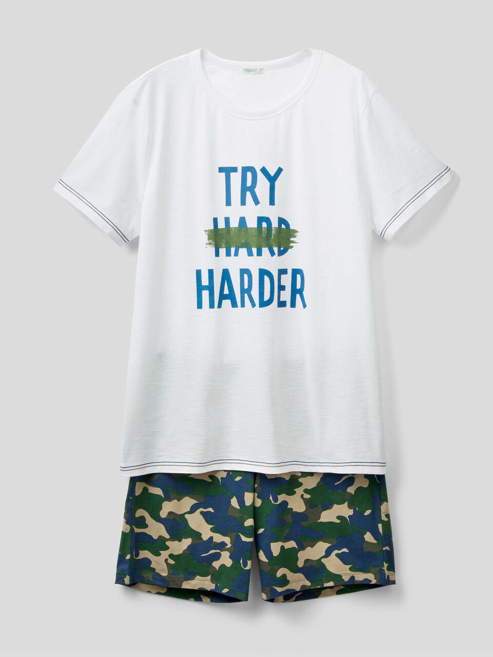 Pyjama bestehend aus T-Shirt und Bermuda image number 1