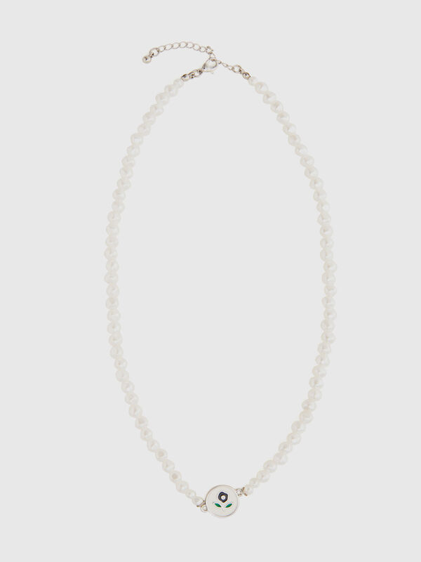 Collier de perles blanches à fleur bleu foncé
