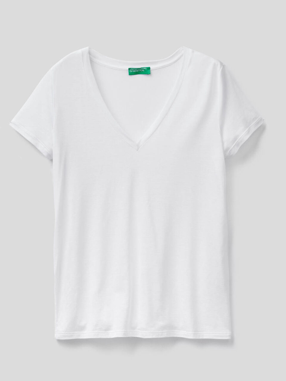 T-Shirt mit V-Ausschnitt image number 1