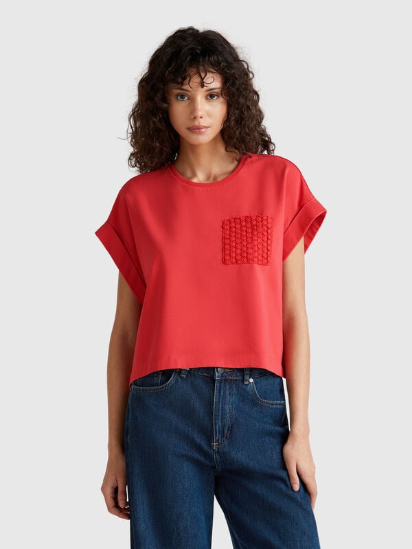 T-Shirt mit Makramee-Tasche Damen
