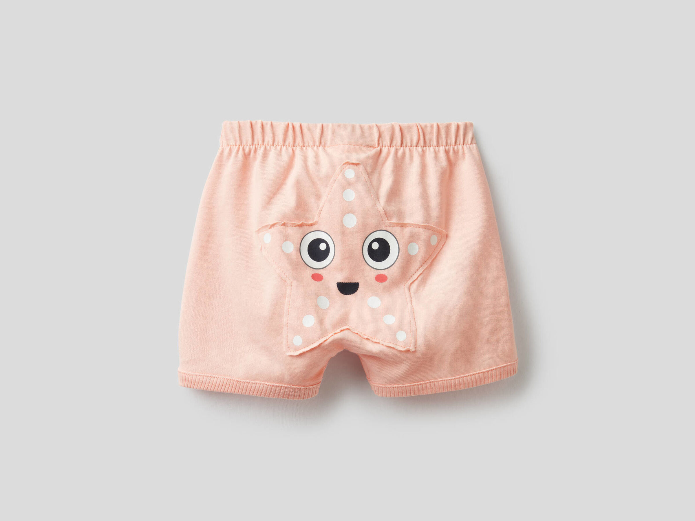 Shorts mit Maxi-Aufnäher hinten image number null