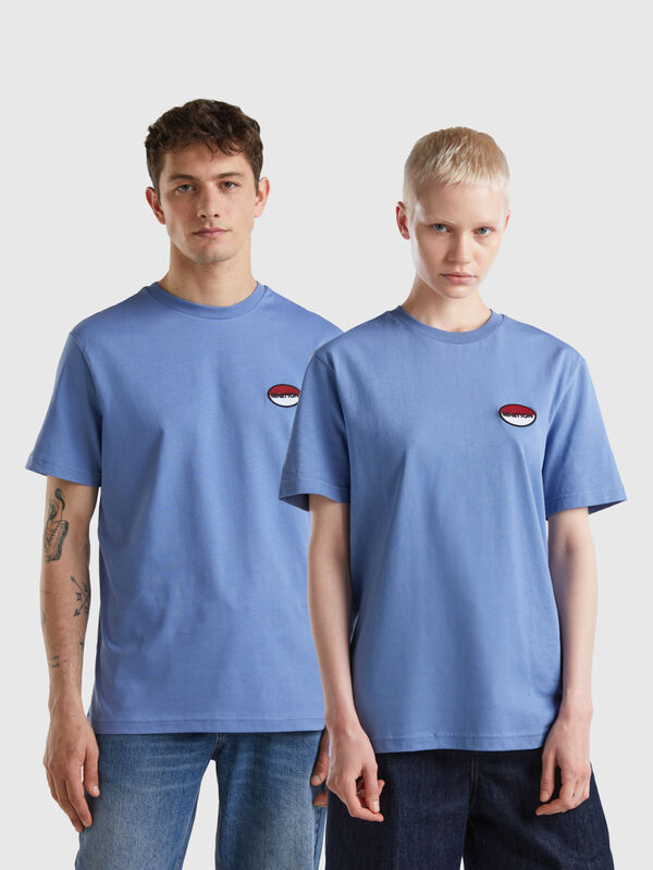 T-Shirt in Himmelblau mit Aufnäher