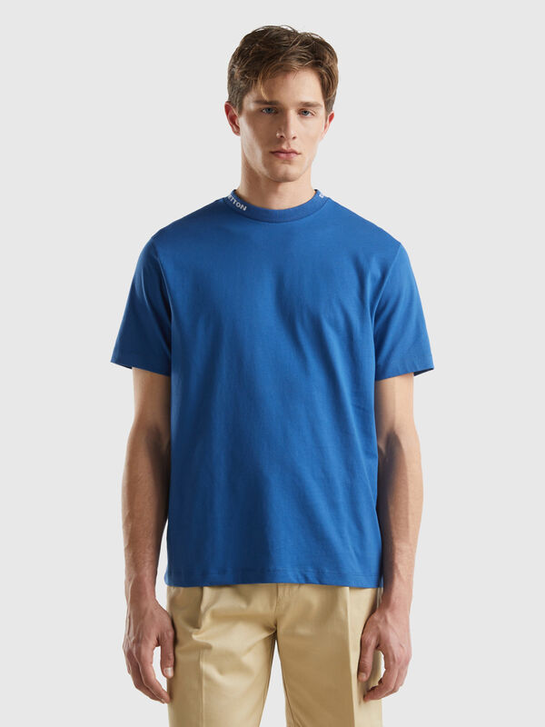 T-Shirt in Blau mit Stickerei am Ausschnitt Herren