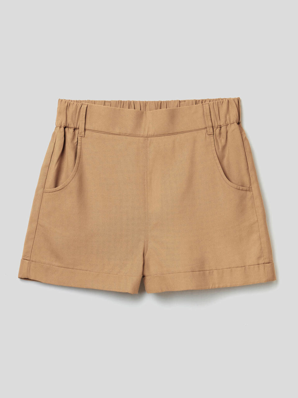 Einfarbige Shorts mit Aufschlag image number 1