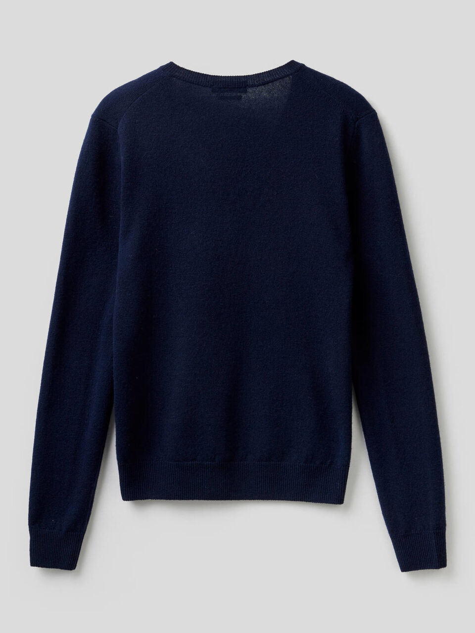 Pull avec col en V en pure laine vierge image number 2