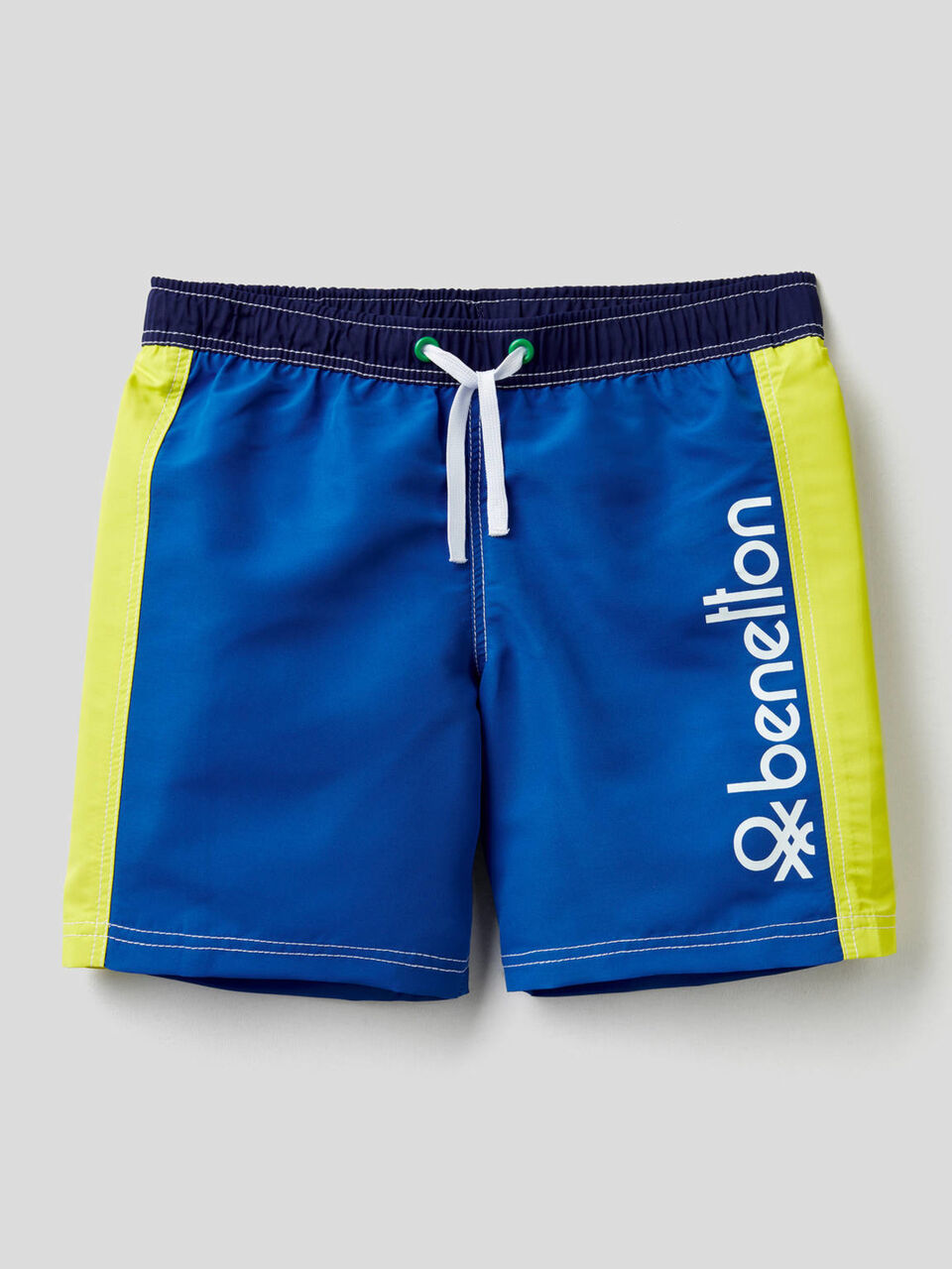 Badeshorts mit Einsätzen in einer Kontrastfarbe image number 1