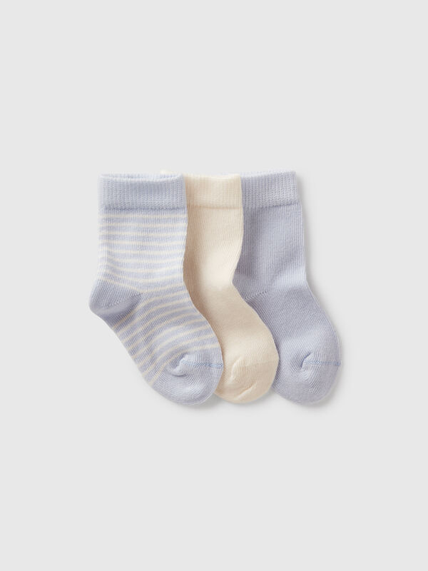 Drei Paar hellblaue und cremefarbene Socken Newborn