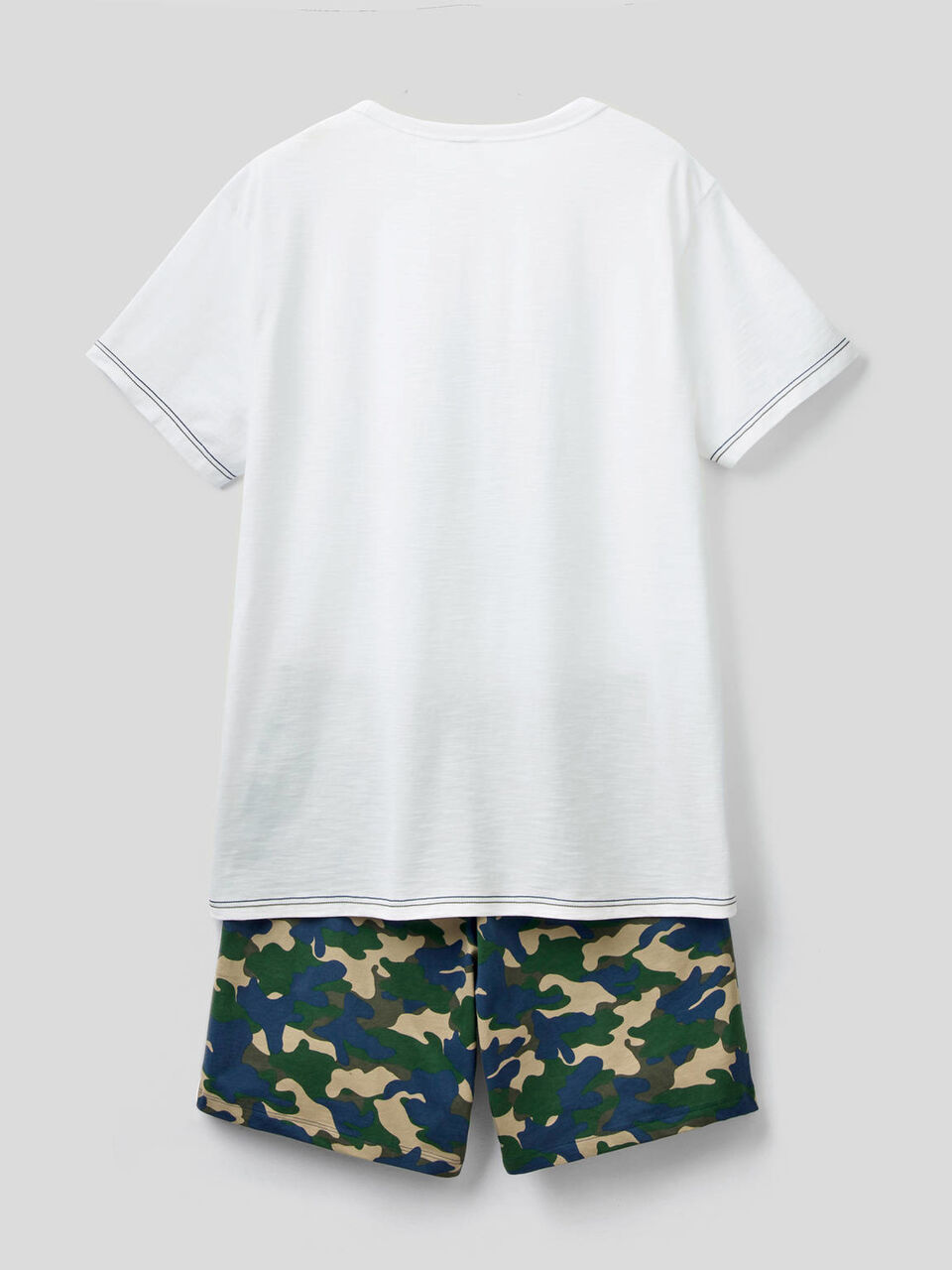 Pyjama bestehend aus T-Shirt und Bermuda image number 2