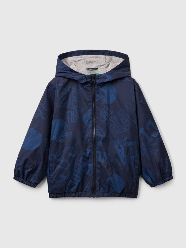Leichte gemusterte Jacke mit Kapuze Jungen