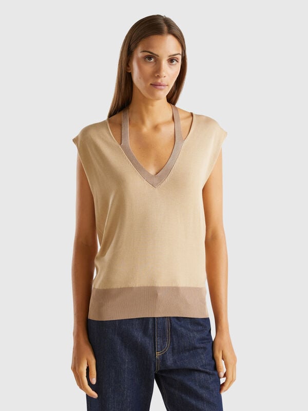 Flowy sweater with V-neck and laces Women