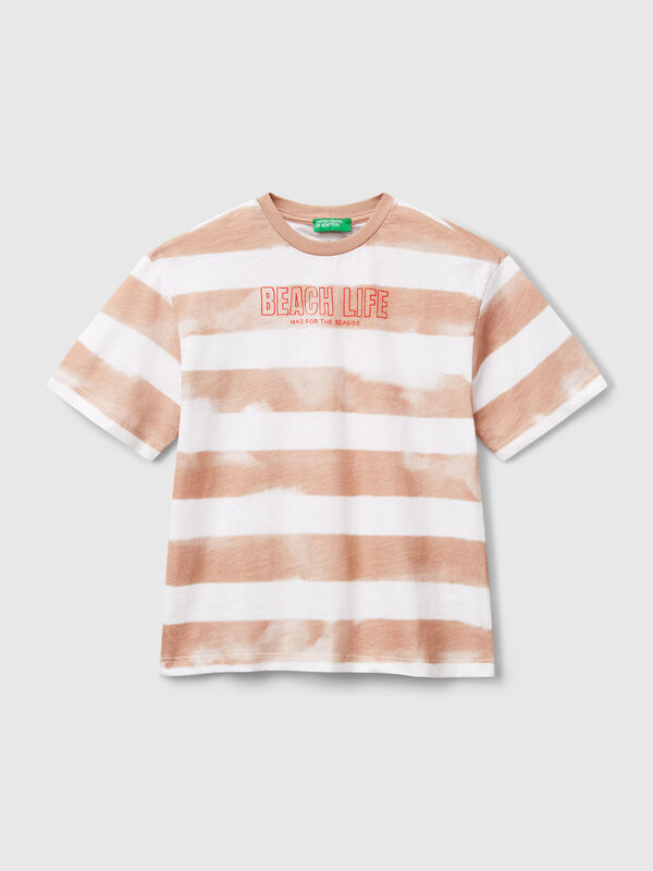 Gestreiftes T-Shirt mit Vorder- und Rückseitendruck Jungen