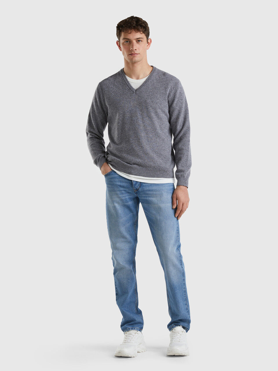 Dark gray V-neck sweater in pure Merino wool