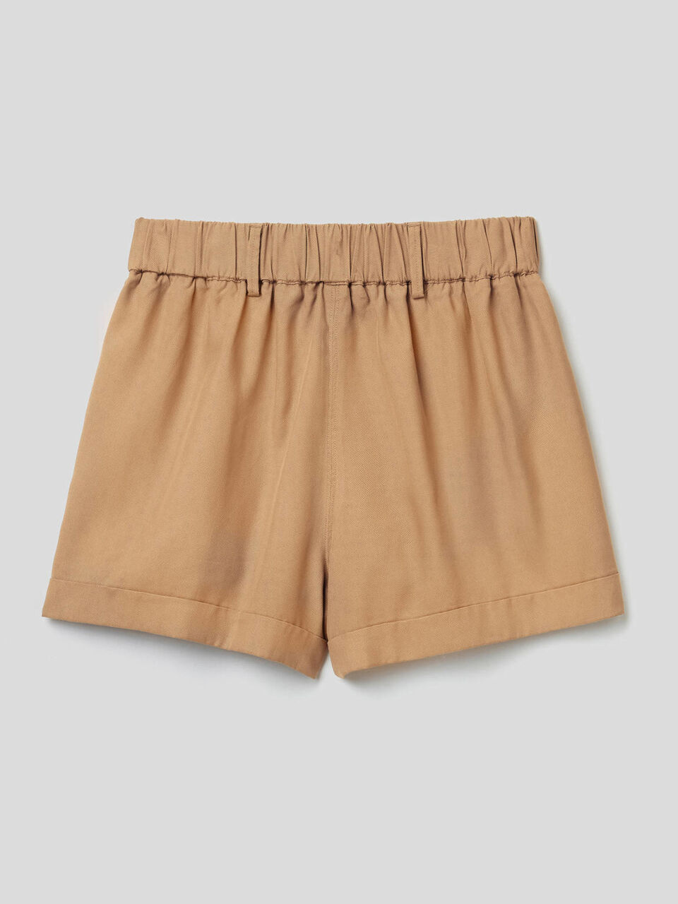 Einfarbige Shorts mit Aufschlag image number 2