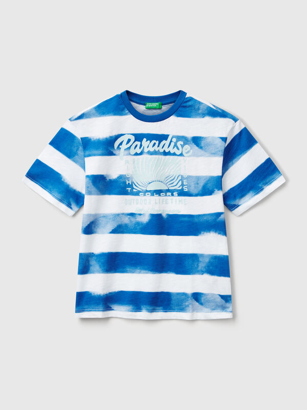 Gestreiftes T-Shirt mit Vorder- und Rückseitendruck Jungen