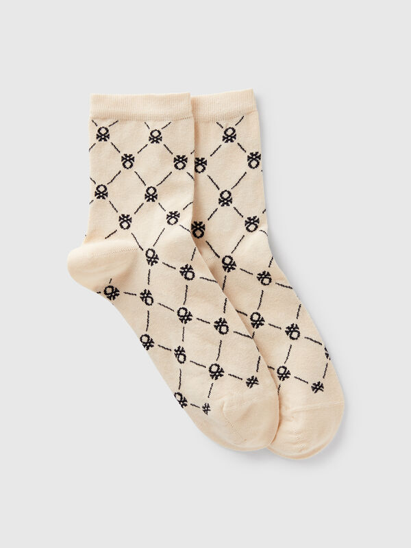 Cremefarbene Socken mit Logos