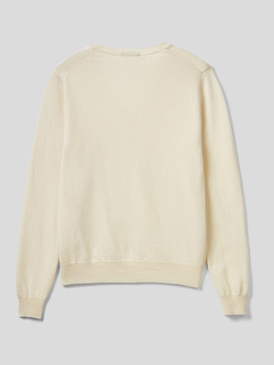 Pull avec col en V en pure laine vierge image number 2