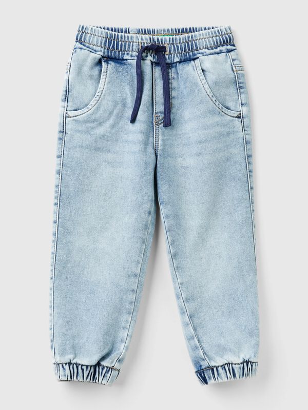 Le jogger en jean Garçon