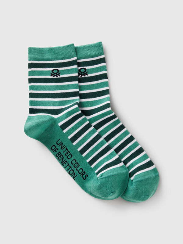 Mehrfarbig gestreifte Socken