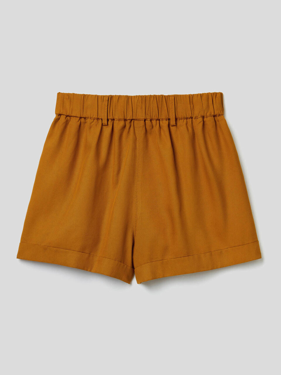 Einfarbige Shorts mit Aufschlag image number 2